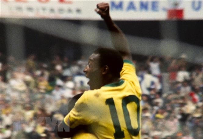 'Vua bóng đá' Pele - người vươn lên từ nghèo khó để trở thành một trong những vận động viên vĩ đại và nổi tiếng nhất lịch sử hiện đại - đã trút hơi thở cuối cùng tại bệnh viện Albert Einstein ở Sao Paulo, Brazil ngày 29/12/2022. (Ảnh: AFP/ TTXVN).