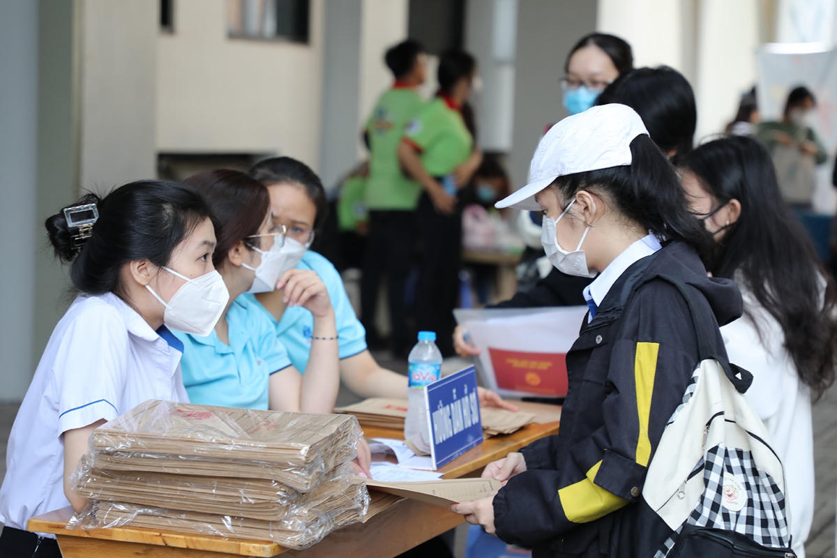 Thí sinh nhập học tại Trường Đại học Công nghiệp Thực phẩm TPHCM. Ảnh: HUFI.