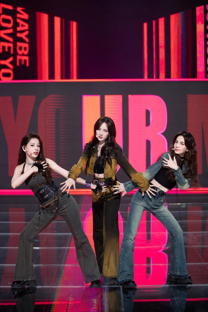 Chi Pu, Jia, Ella cùng trình diễn ca khúc "Shut up and dance".