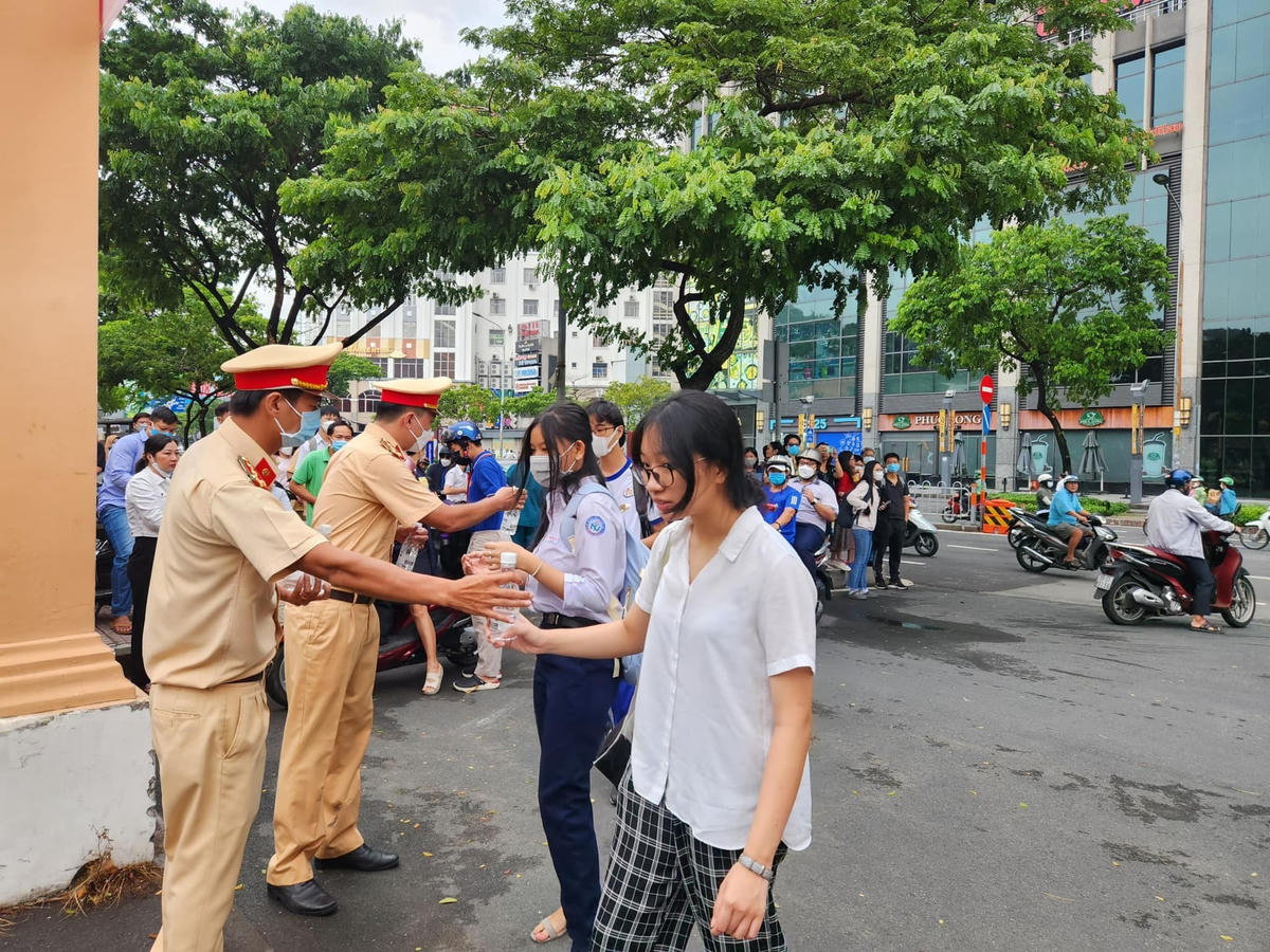 CSGT phát nước cho học sinh tại điểm thi THPT chuyên Lê Hồng Phong (quận 5, TP HCM).
