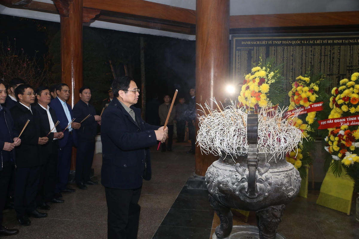 Thủ tướng Chính phủ Phạm Minh Chính dâng hương tại Nhà bia tưởng niệm liệt sĩ TNXP toàn quốc...