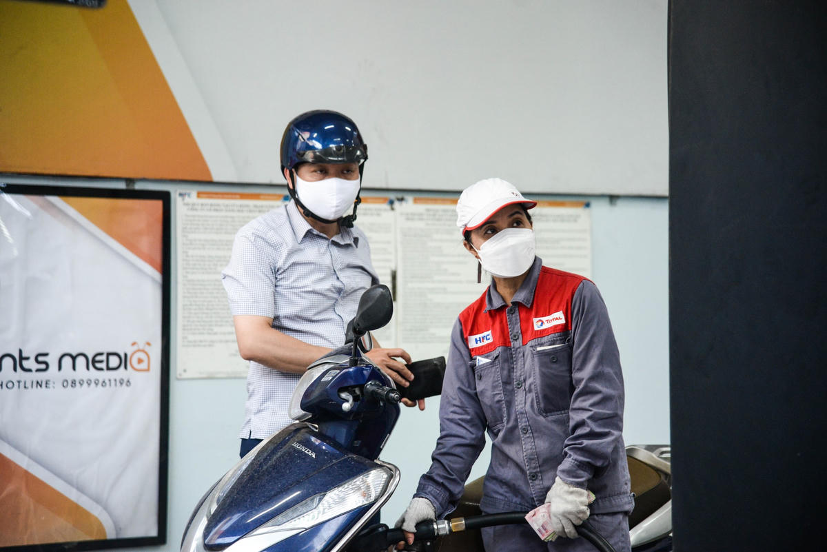 Đây là đợt tăng giá liên tiếp từ cuối tháng 4 và sau đợt tăng này, giá xăng RON95 bán lẻ trong nước đã lập đỉnh mới, cao hơn mức thiết lập hồi giữa tháng 3 là 160 đồng một lít. Còn E5 RON92 thấp hơn mức đỉnh hồi tháng 3 khoảng 30 đồng mỗi lít.