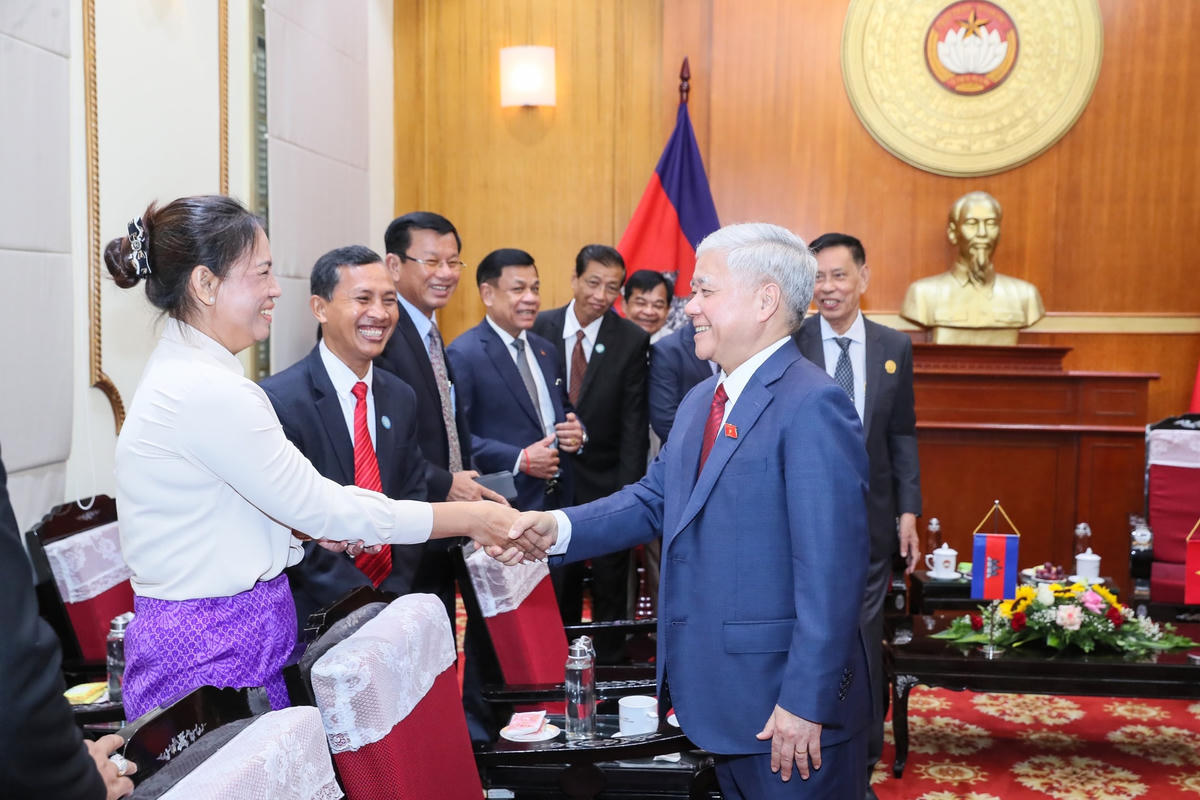 Chủ tịch UBTƯ MTTQ Việt Nam Đỗ Văn Chiến tiếp Đoàn đại biểu cấp cao Hội đồng Quốc gia Mặt trận Đoàn kết Phát triển Tổ quốc Campuchia. Ảnh: Quang Vinh.