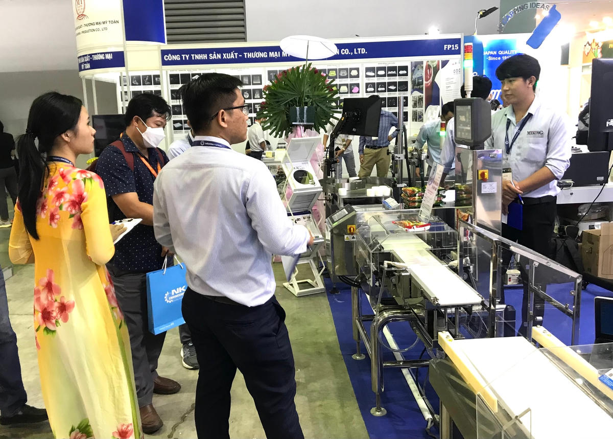 Khách tham quan, tìm kiếm cơ hội giao thương tại triển lãm. (Ảnh: Lam Hồng).