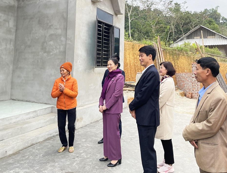Phó Chủ tịch Trương Thị Ngọc Ánh chia sẻ niềm vui với những hộ nghèo khi đón nhận căn nhà Đại đoàn kết vào dịp Tết đến xuân về.