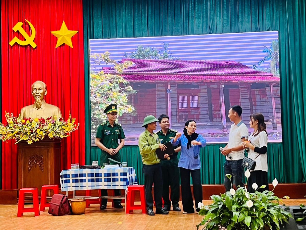 Tiểu phẩm "Hiến đất làm đường" của Đồn Biên phòng Cửa khẩu ĐẮK RUÊ.
