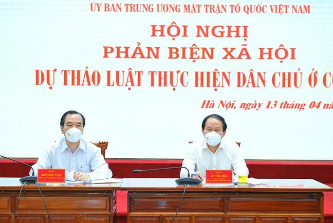 Ủy viên Trung ương Đảng, Phó Chủ tịch – Tổng Thư ký UBTƯ MTTQ Việt Nam Lê Tiến Châu và Phó Chủ tịch UBTƯ MTTQ Việt Nam Ngô Sách Thực chủ trì Hội nghị phản biện xã hội Dự thảo Luật Thực hiện dân chủ ở cơ sở.