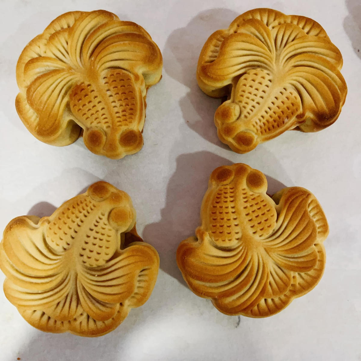 Chị Thùy Dương (45 tuổi) ở quận cầu Giấy, Hà Nội cho biết: "Gia đình tôi sử dụng bánh Trung thu handmade đã được 2 năm nay vì nó hợp với khẩu vị gia đình, tụi trẻ con nhà chị rất thích, hình dạng của bánh thì bắt mắt, nhân bánh có nhiều loại để mình được chọn theo sở thích và đặc biệt là vẫn giữ được một số nét của bánh truyền thống". 