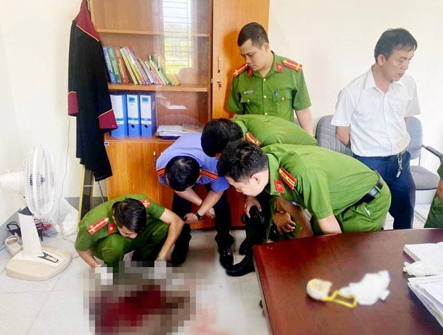 Lực lượng chức năng tiến hành điều tra tại hiện trường.