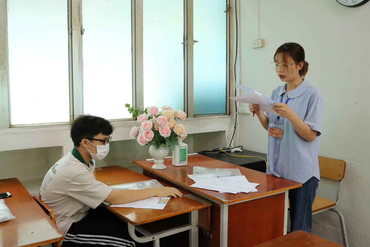 Cán bộ coi thi phổ biến quy chế thi vào lớp 10 THPT công lập tại Hà Nội.