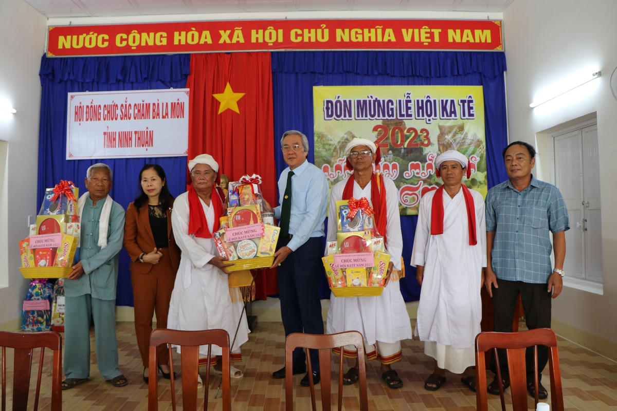 Ông Lê Văn Bình, Chủ tịch Ủy ban MTTQ Việt Nam tỉnh Ninh Thuận cùng đoàn công tác thăm, chúc mừng Hội đồng Chức sắc Chăm Bàlamôn tỉnh Ninh Thuận nhân dịp Lễ hội Katê năm 2023.