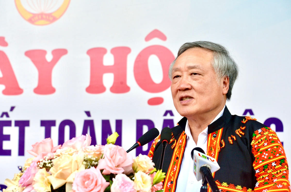 Chánh án Tòa án Nhân dân tối cao Nguyễn Hòa Bình bày tỏ sự phấn khởi, vui mừng trước những kết quả mà nhân dân liên khu dân cư Pó Pằm - Trà Ký đã đạt được.