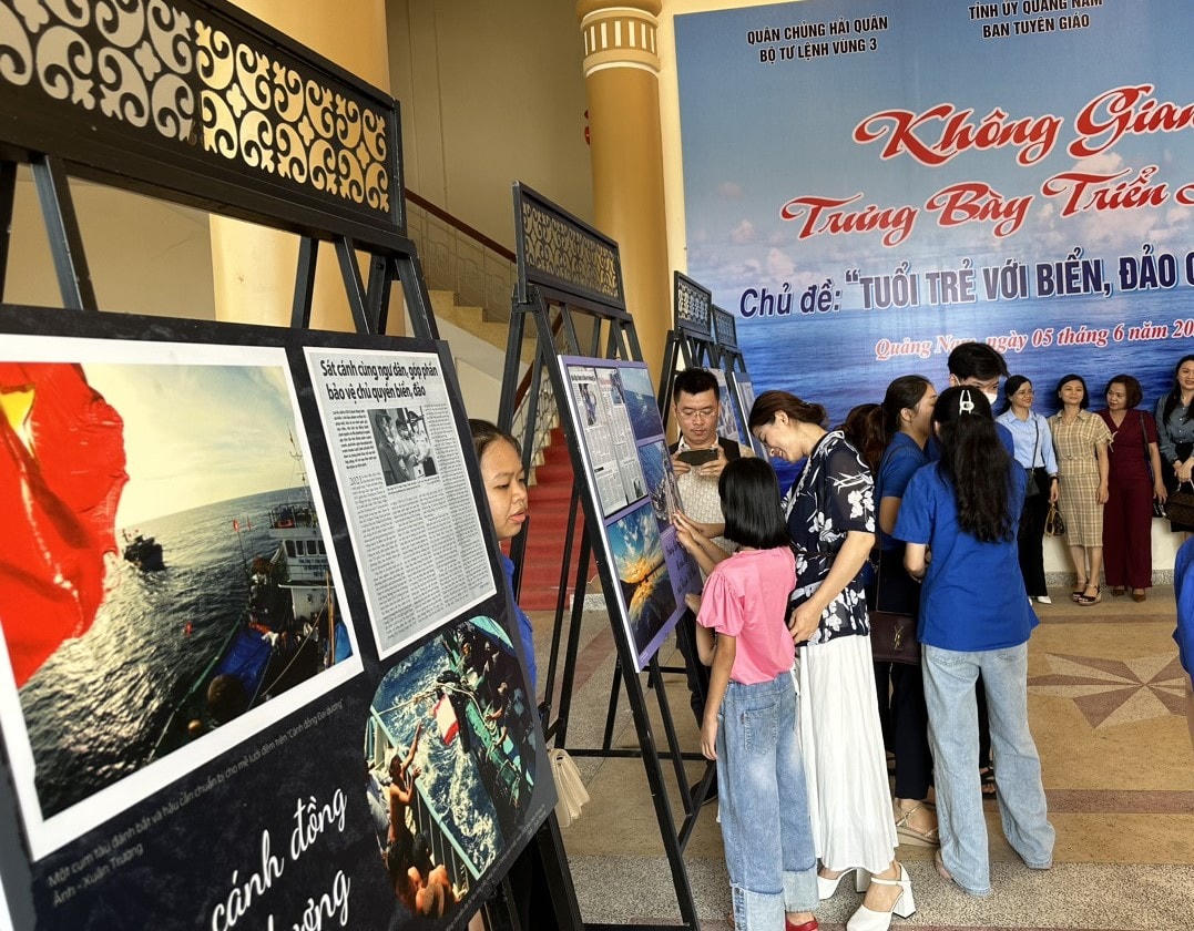 Rất đông người dân đến xem triển lãm hình ảnh, tư liệu biển đảo.