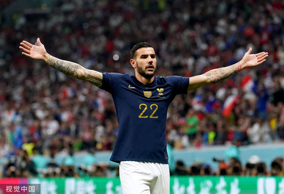 Theo Hernandez, kẻ đóng thế thành công ở tuyển Pháp.