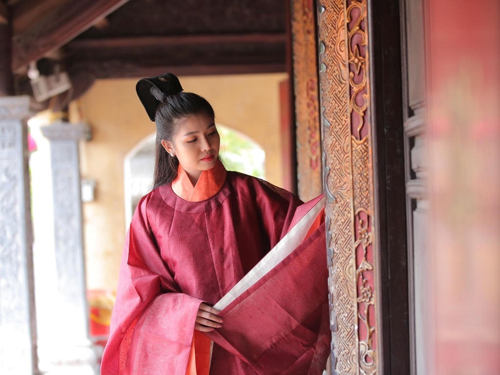 Áo của nữ quan thời Lê sơ (người làm các công việc như dạy học cho cung nữ, bốc thuốc, quản lý vật phẩm...) do nhóm Vietnam Centre phục dựng.  