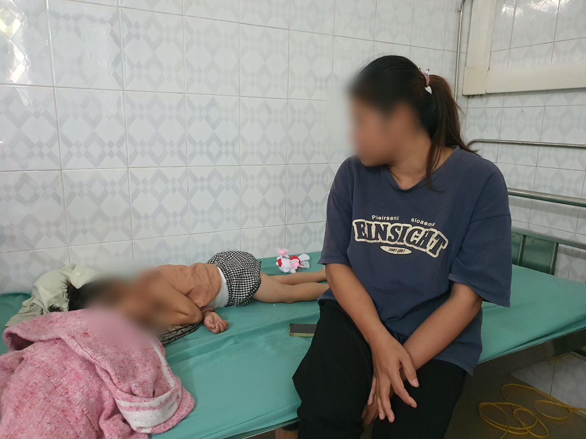 Cháu B.K.V. đang được điều trị tại Bệnh viện Đa khoa tỉnh Hoà Bình.