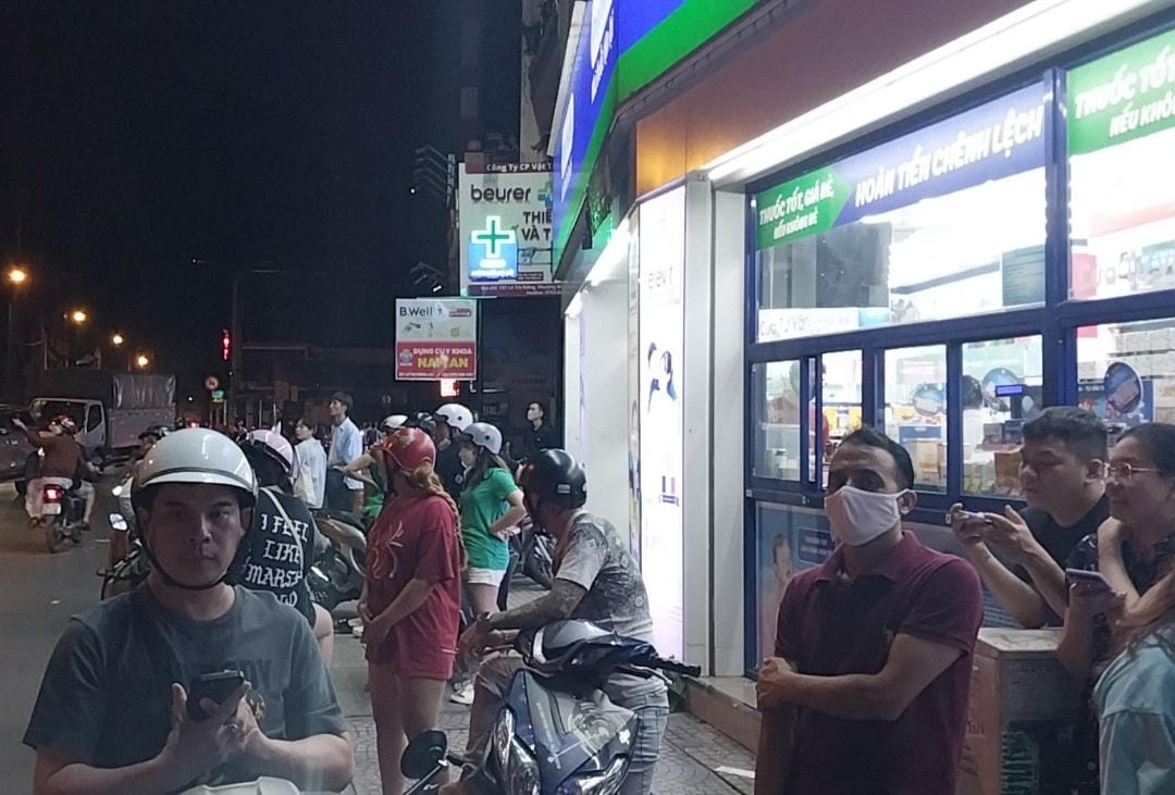 Nhiều người dân đứng theo dõi hiện trường vụ cháy.
