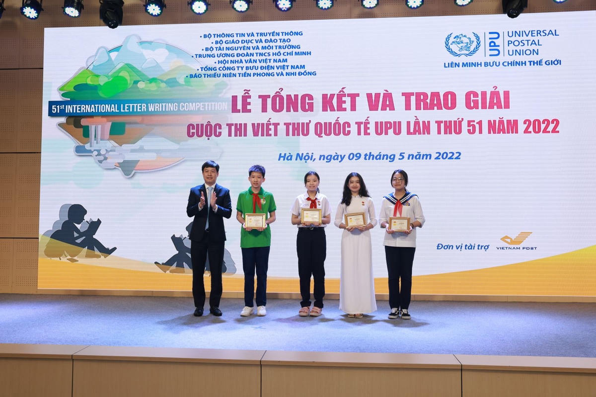 Ông  Lê Hải Long - Phó Chủ tịch thường trực Hội đồng Đội Trung ương - Trưởng ban Công tác thiếu nhi Trung ương Đoàn TNCS Hồ Chí Minh - Phó Trưởng BTC cuộc thi trao Huy hiệu Tuổi trẻ sáng tạo cho các học sinh xuất sắc đoạt giải Nhất, Nhì của cuộc thi Viết thư quốc tế UPU lần thứ 51.