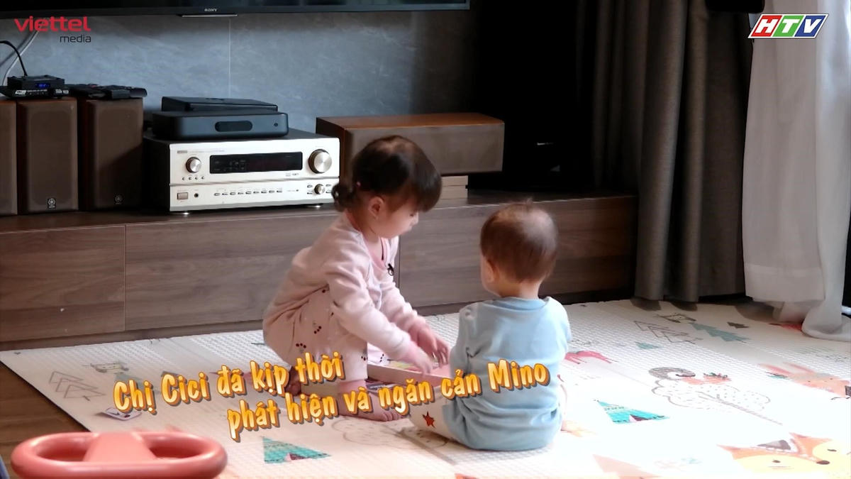 Con gái của JustaTee tỏ ra ngoan ngoãn, chăm sóc em trai thay bố khi mẹ vắng nhà. 