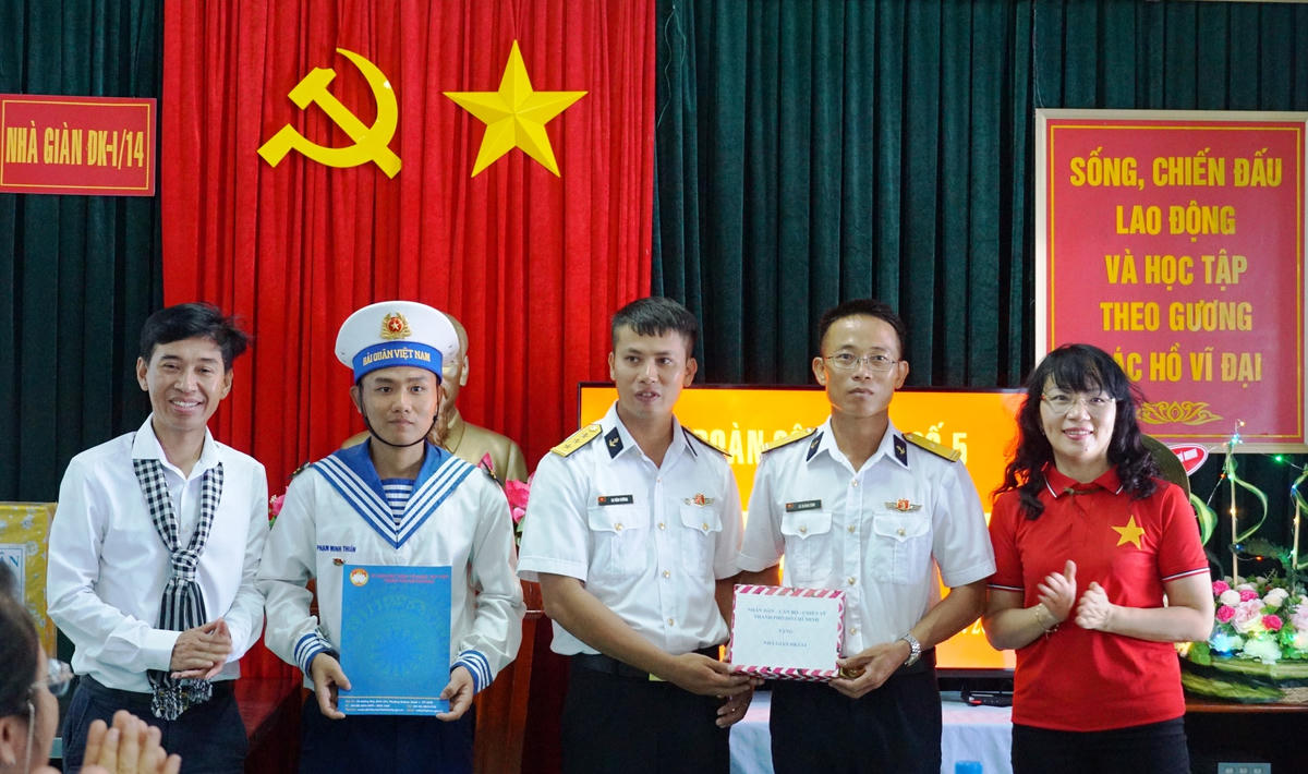 Lãnh đạo TP Hồ Chí Minh tặng quà động viên cán bộ, chiến sĩ Nhà giàn DK1/14. Ảnh Mạnh Thìn. 