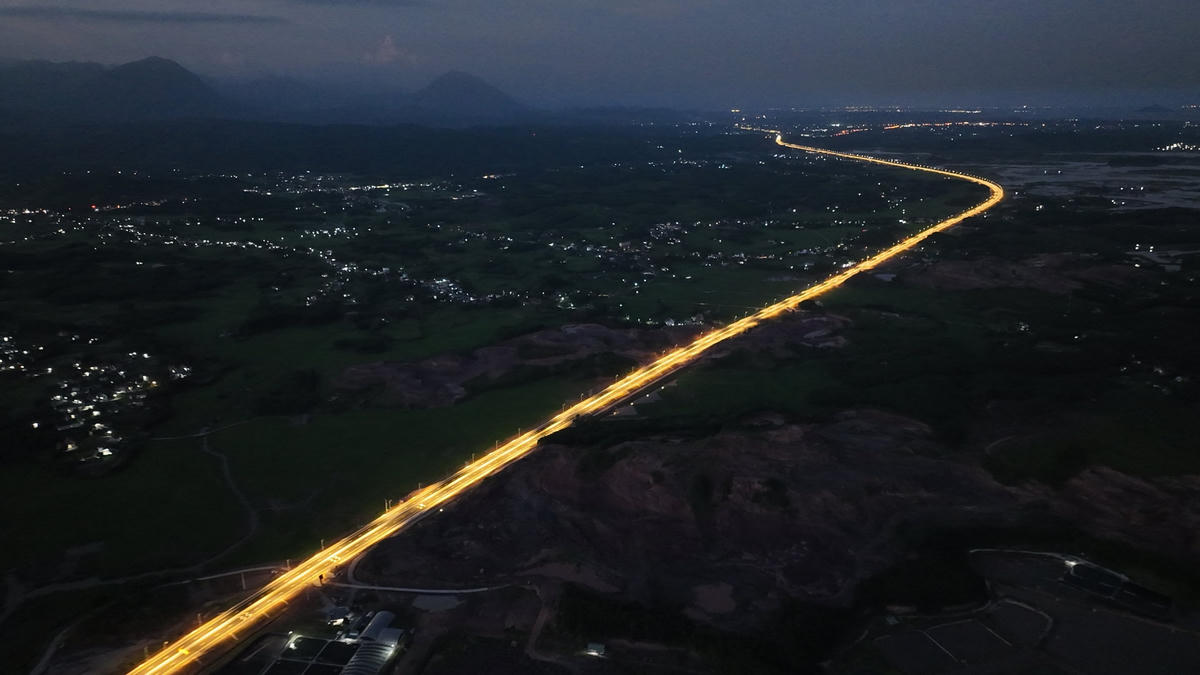 Cao tốc Vân Đồn - Móng Cái sáng lung linh trong đêm trước ngày khánh thành. Ảnh: CTV.