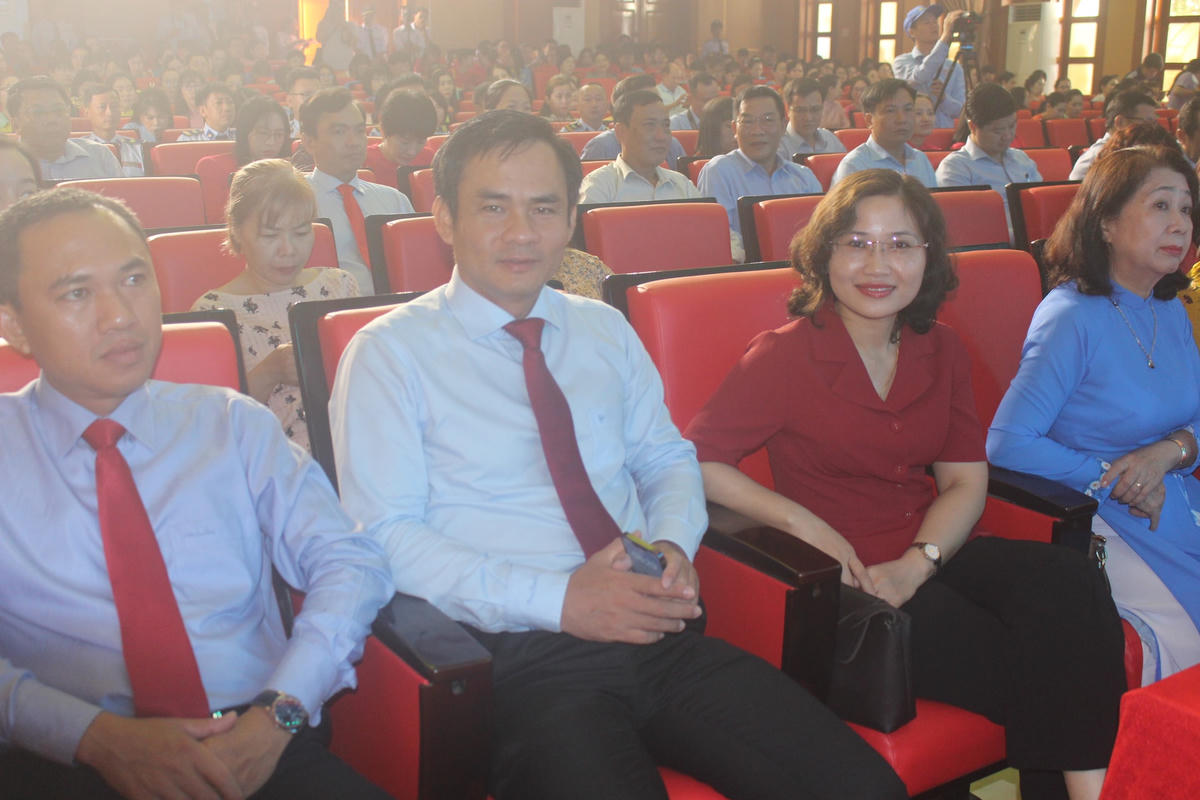 Các lãnh đạo tham dự hội diễn.