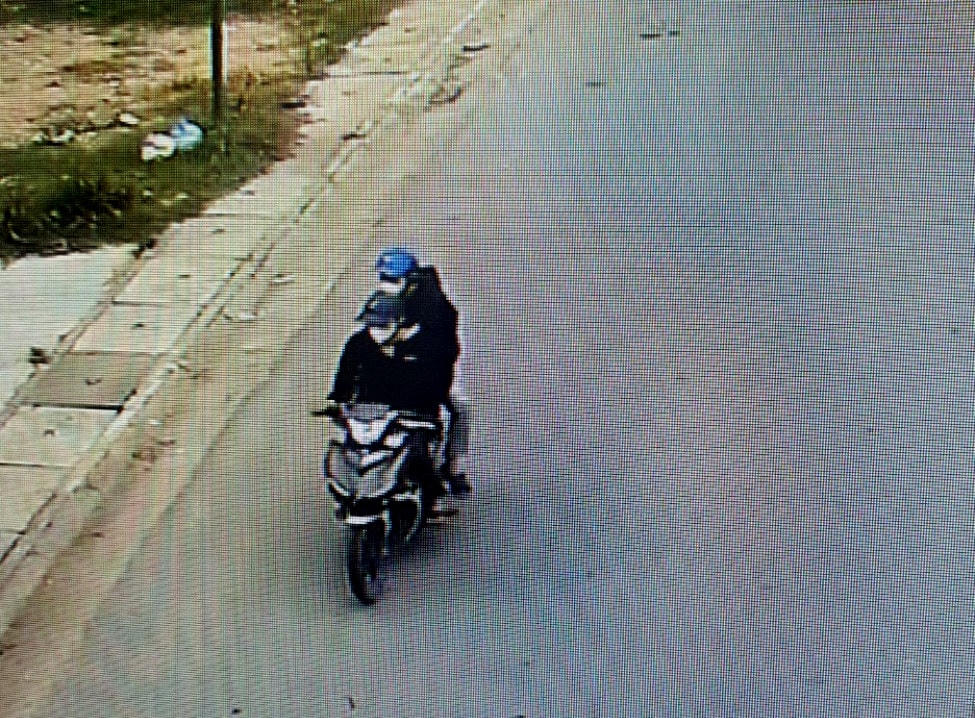 Camera ghi lại hình ảnh Nguyễn Hoàng Bảo An cùng em trai điều khiển xe máy tìm "con mồi".