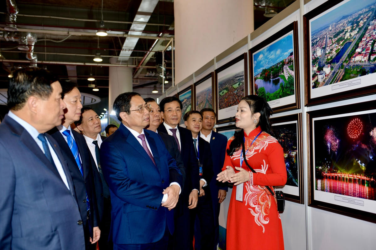 Thủ tướng Chính phủ cùng các đại biểu tham quan không gian triển lãm ảnh.