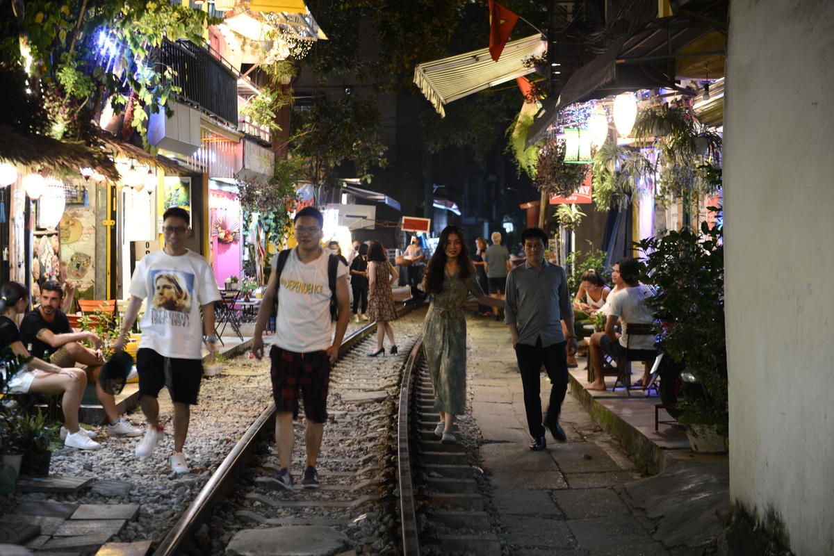 Được biết, nhiều du khách nước ngoài cho rằng phố đường tàu Phùng Hưng là một trong những điểm đến không thể bỏ qua khi tới Hà Nội.