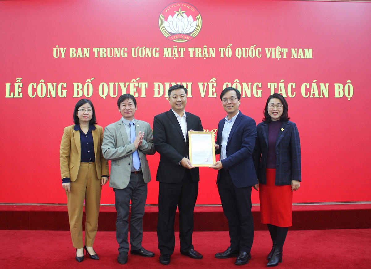 Ông Nguyễn Bình Minh, Chánh Văn phòng Cơ quan UBTƯ MTTQ Việt Nam trao Quyết định bổ nhiệm cho ông Phạm Hồng Thanh.