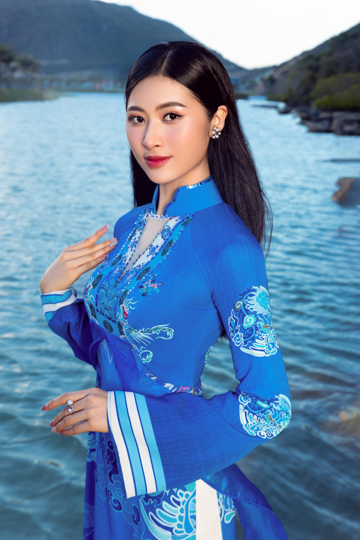 Ban tổ chức cuộc thi vừa tung bộ ảnh áo dài của các thí sinh, khoe sắc trong bộ trang phục áo dài đầy sắc màu.