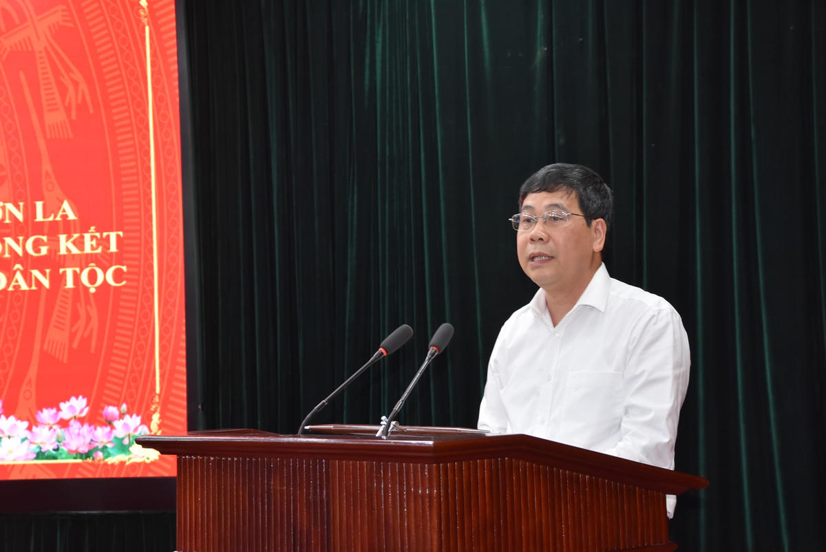 Ông Lò Hải Phan, Phó Chủ tịch Ủy ban MTTQ tỉnh Sơn La báo cáo tổng kết 20 năm tổ chức Ngày hội Đại đoàn kết.