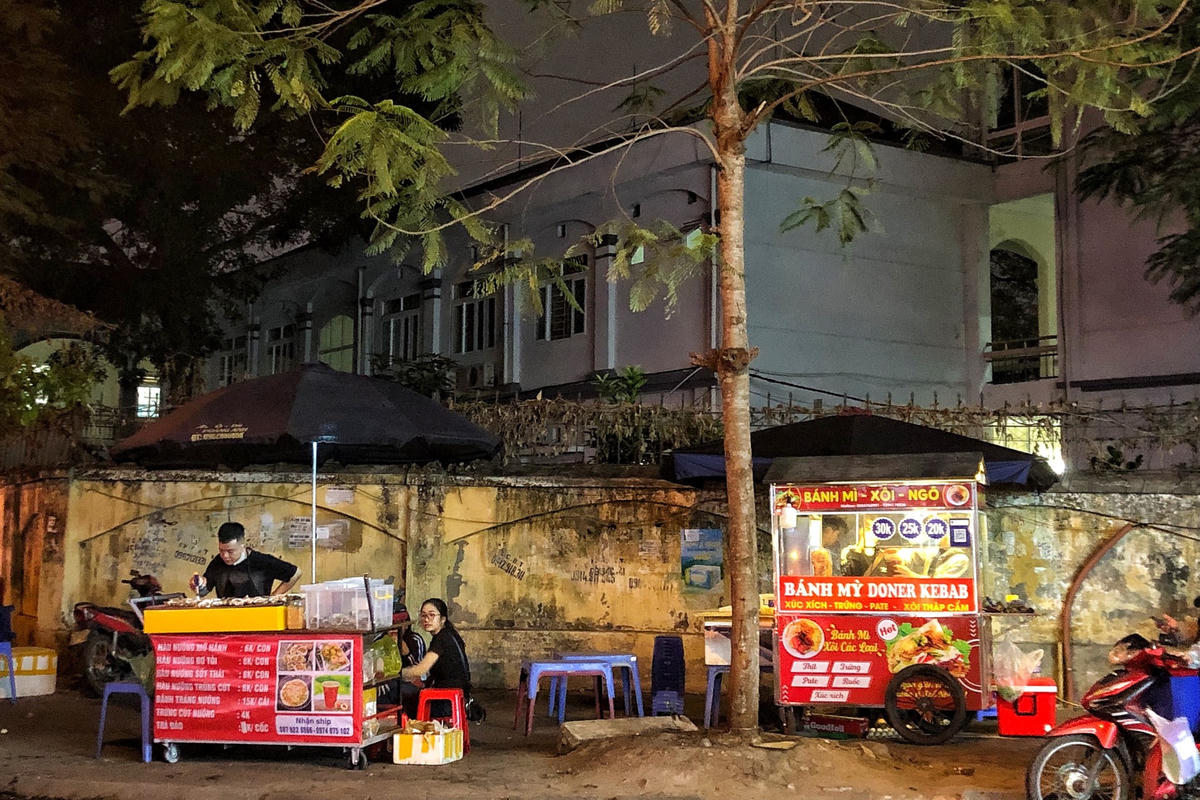 Thậm chí, nhiều người chỉ cần có vài bộ bàn ghế, chiếc xe chở đầy hàng hóa cũng đua nhau chiếm vỉa hè để kinh doanh, buôn bán mặc cho cả hệ thống chính trị đang ra sức lấy lại vỉa hè cho người đi bộ.