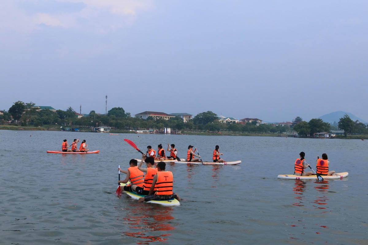 Bên cạnh đó, nhiều người chọn chèo Sup ngắm cảnh trên dòng sông Hương thơ mộng.