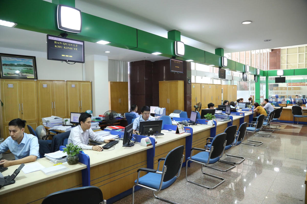 Cần có ngay các giải pháp để giữ chân cán bộ công chức. Ảnh: Quang Vinh
