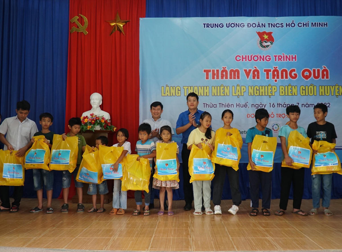 Tặng qùa cho các em thiếu nhi tại huyện A Lưới.