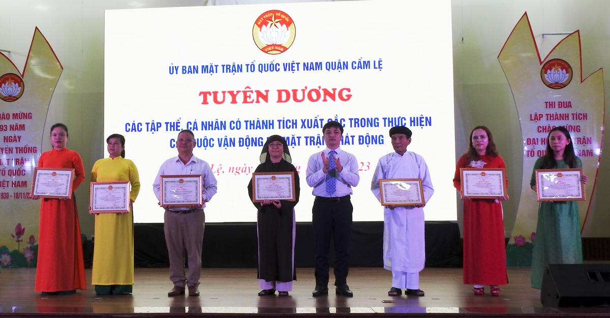 Tập thể, cá nhân xuất sắc trong thực hiện các cuộc vận động do Mặt trận phát động, được tuyên dương tại Lễ kỷ niệm. Ảnh: Thanh Tùng.