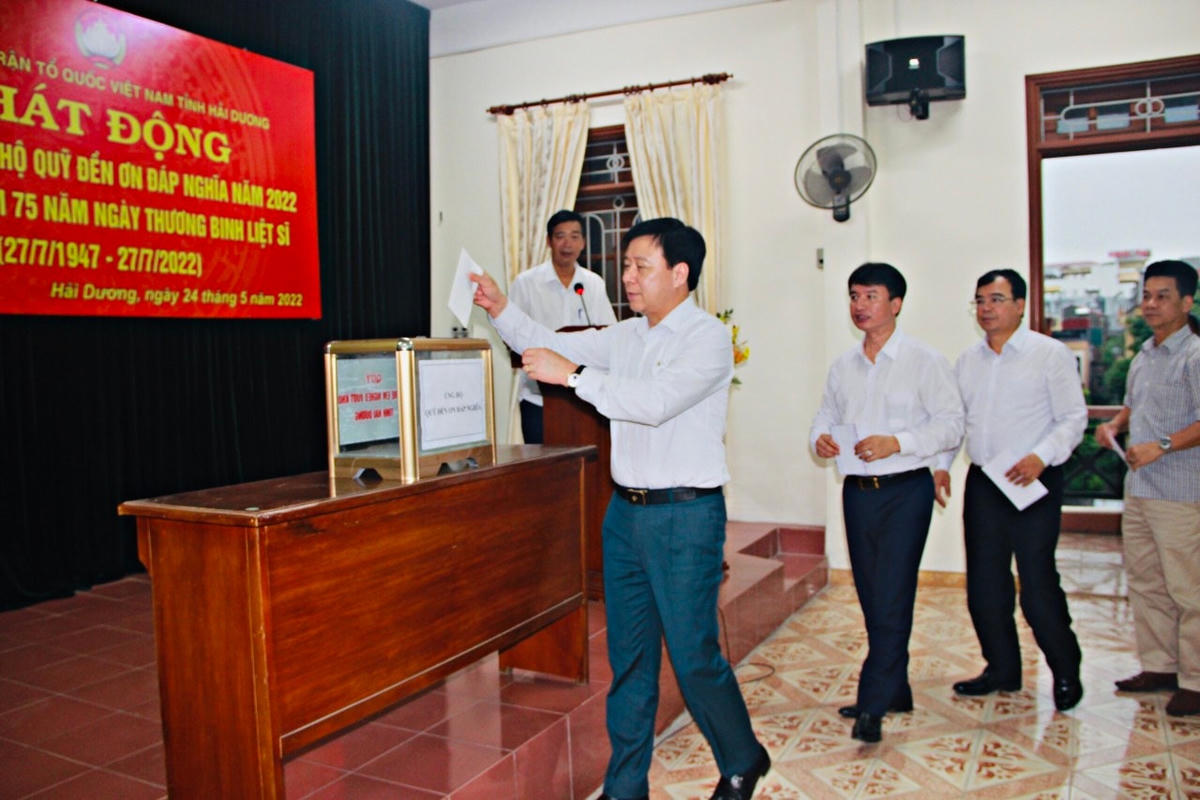Bí thư Tỉnh uỷ Hải Dương tham gia ủng hộ Quỹ “Đền ơn đáp nghĩa” năm 2022. Ảnh: Haiduong.gov.vn 