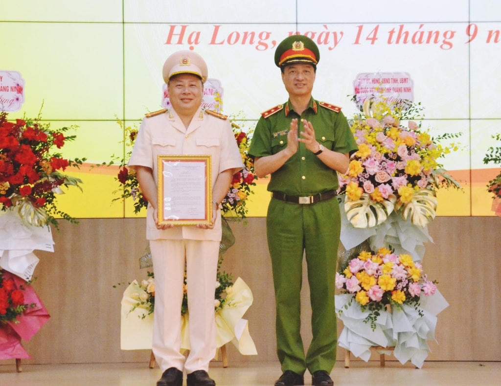 Trung tướng Nguyễn Duy Ngọc, Ủy viên Trung ương Đảng, Thứ trưởng Bộ Công an trao quyết định của Bộ Trưởng Bộ Công an cho Thượng tá Vũ Trung Hiếu. Ảnh: QMG.