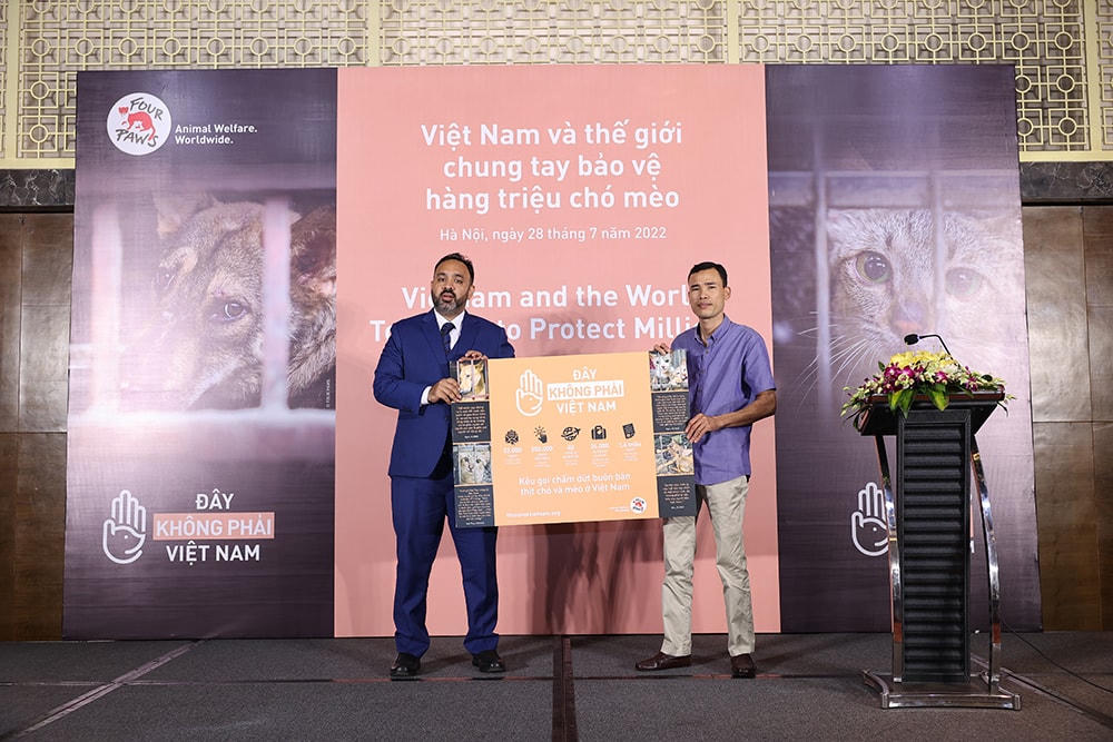 Bác sĩ Karanvir Kukreja và anh Phạm Văn Dương - một người từng buôn bán thịt chó mèo giờ đã chuyển đổi nghề.