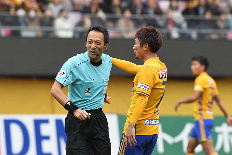 Trọng tài Jumpei Iida (41 tuổi) sẽ cầm còi trận chung kết lượt về AFF Cup 2022 giữa Việt Nam và Thái Lan. Ảnh: Zing.