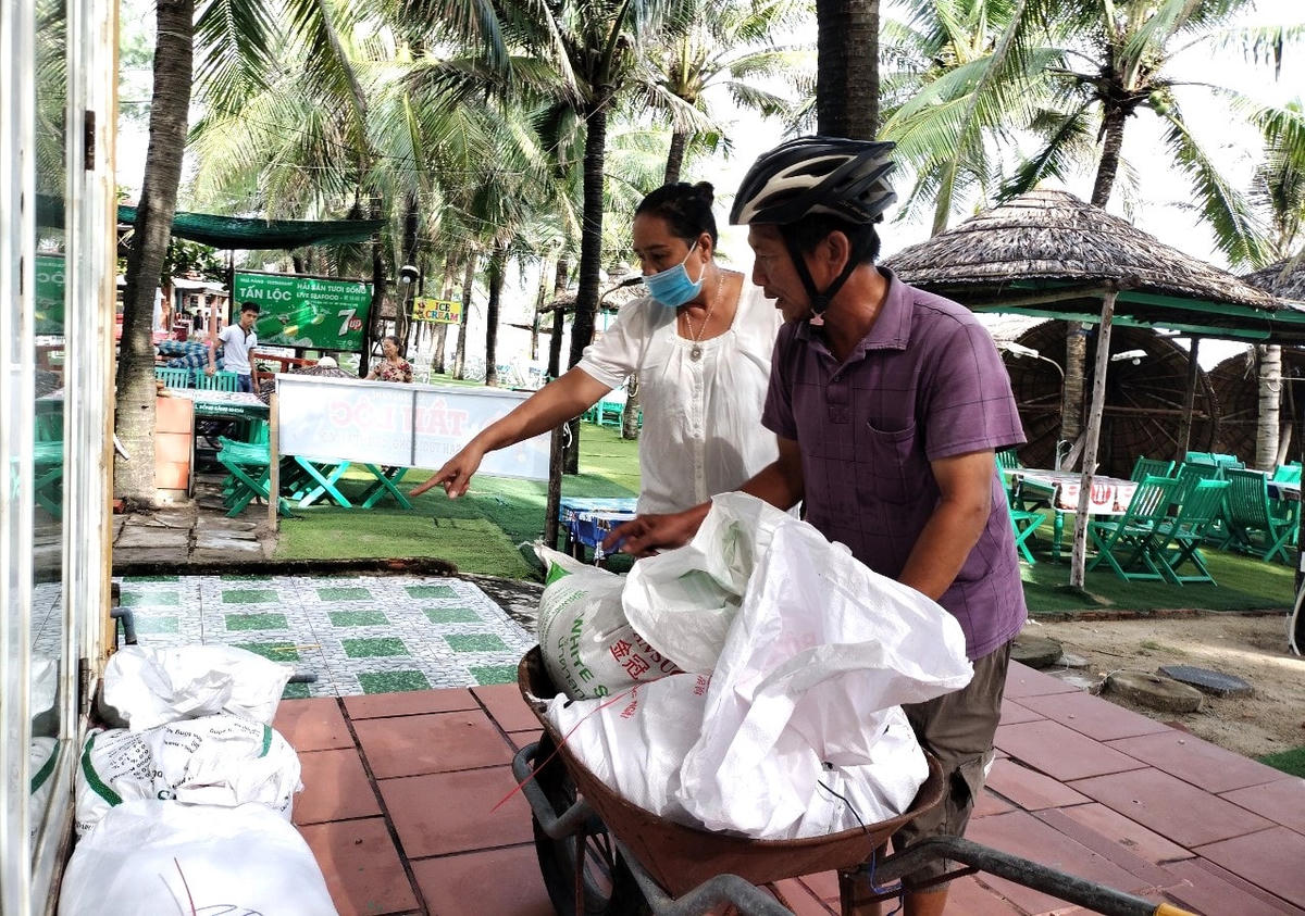 Người dân gia cố nhà cửa bằng các bao cát.