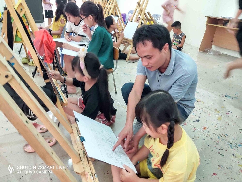 Các họa sĩ của Câu Lạc bộ Mỹ thuật Cổ Đô đã hướng dẫn cho các em cảm nhận về màu sắc, cách phối màu, sử dụng kỹ thuật đường nét, các chất liệu dùng vẽ tranh. (Nguồn: Vietnam+).