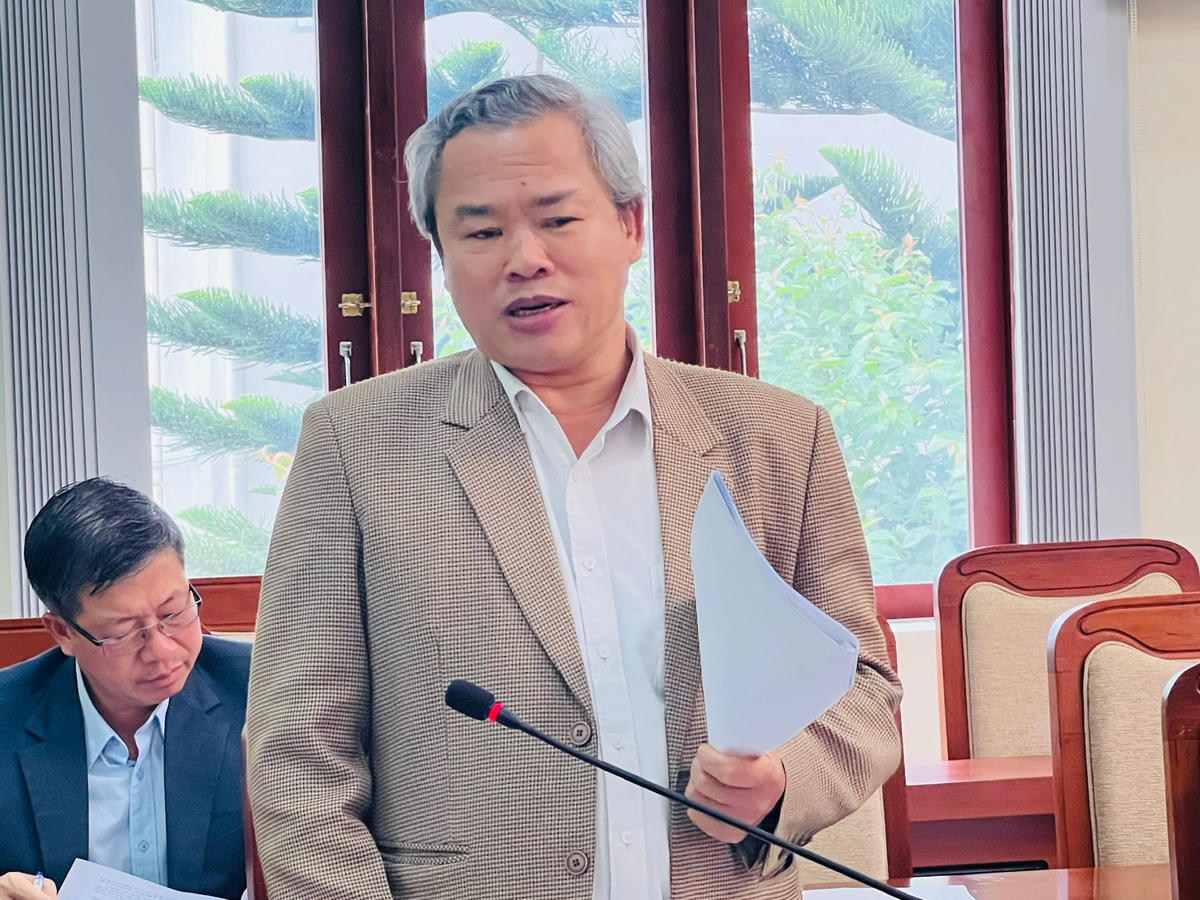 Ông Đường Anh Ngữ, Phó Chủ tịch Uỷ ban MTTQ Việt Nam tỉnh Lâm Đồng báo cáo kết quả thực hiện Nghị quyết của Ủy ban MTTQ tỉnh Lâm Đồng với Đoàn khảo sát.
