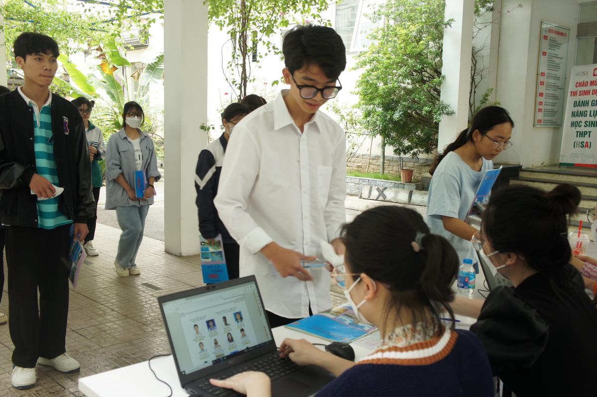 Số lượng đăng ký dự thi đánh giá năng lực đợt 2 của Đại học Quốc gia Hà Nội là 12.266 thí sinh, tỉ lệ thí sinh dự thi đợt 302 đạt 98,1%.