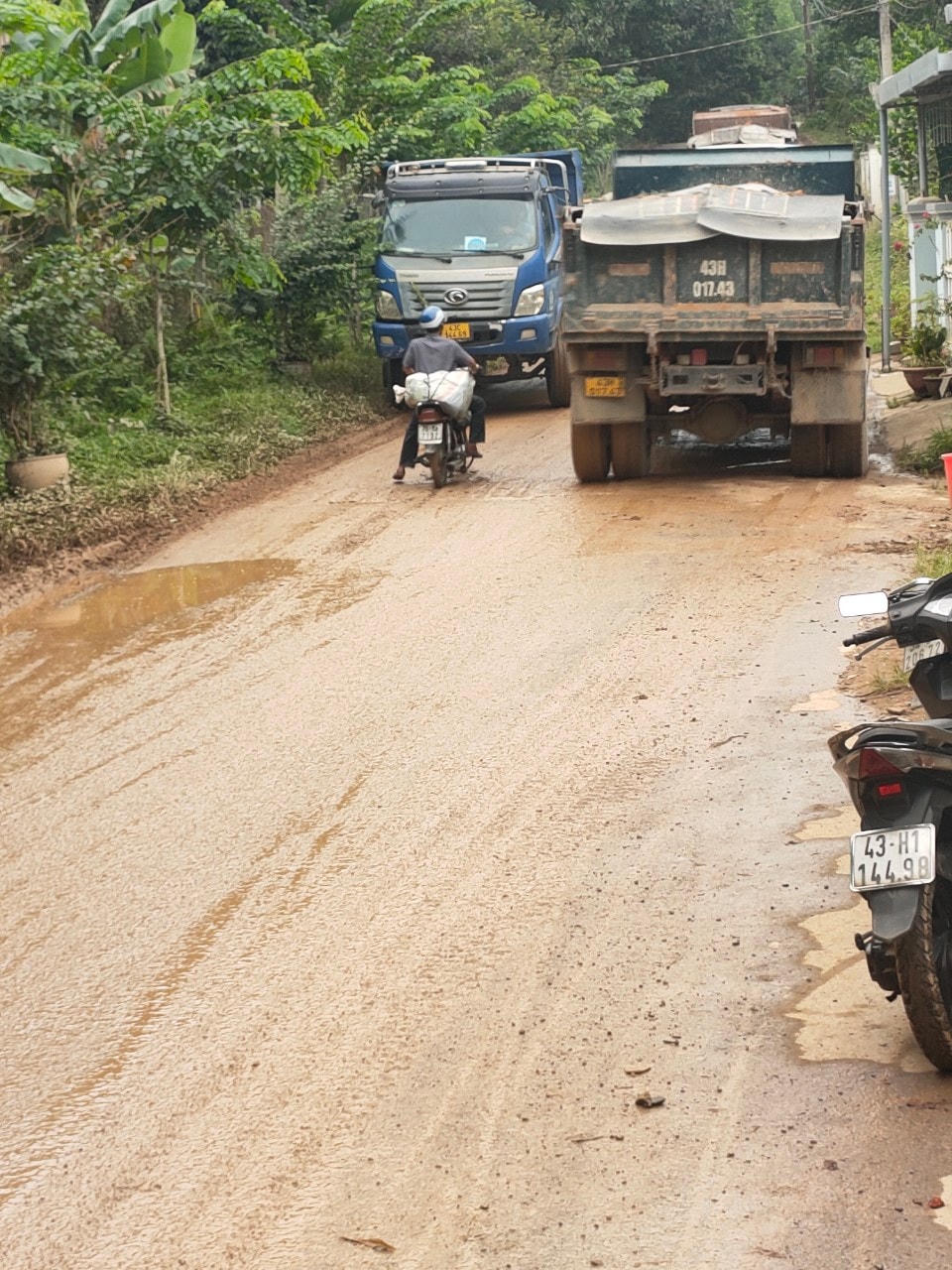 Xe chở vật liệu thi công đường vành đai phía Tây chạy vào đường liên thôn. Ảnh: Ủy ban MTTQ huyện Hòa Vang.
