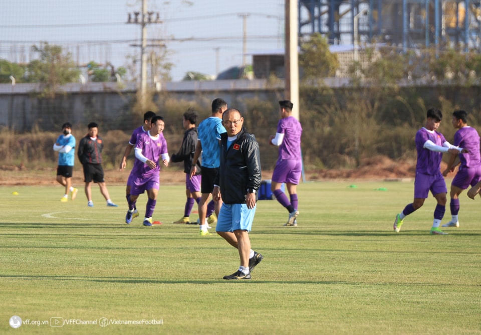 HLV Park cùng học trò tập luyện trước trận gặp Lào tại AFF Cup. Ảnh: VFF.