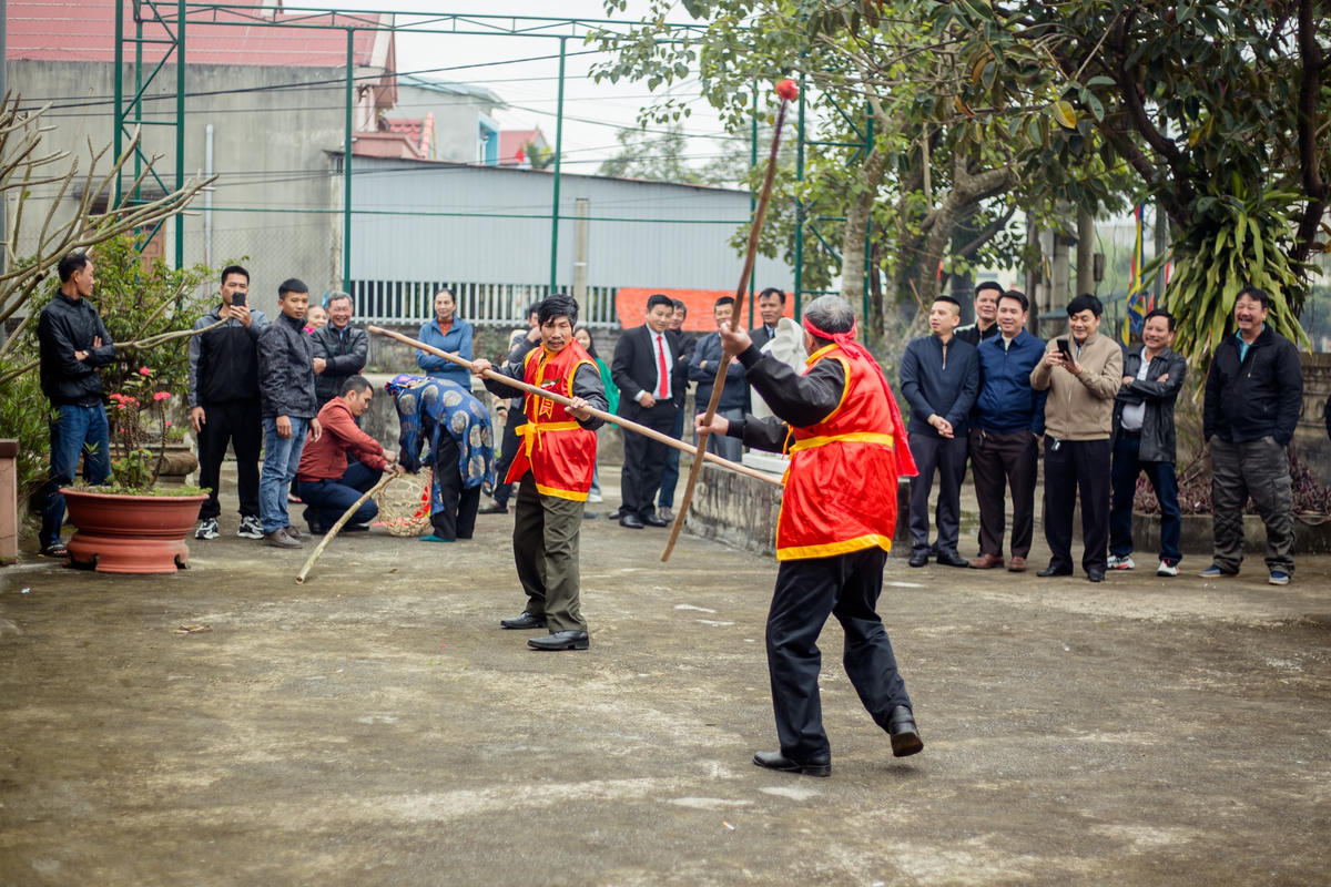 Lễ hội Khai hạ đầu xuân có hai phần: phần lễ và phần hội. Phần lễ được tổ chức tại di tích lịch sử cấp Quốc gia Đình làng Tượng Sơn. Tại đây, người dân sẽ tổ chức cúng tế và dâng những nén tâm hương lên điện thờ, đồng thời tổ chức khai chiêng, khai trống, khai đao, khai kiếm và khai cọn đầu xuân. Phần hội được tổ chức long trọng tại sân cướp cù Tổ dân phố Trường Sơn (phường Quảng Long, thị xã Ba Đồn) với những trò chơi dân gian truyền thống như: cướp cù, đấu vật... cùng sự tham gia của người dân địa phương và các vùng lân cận.