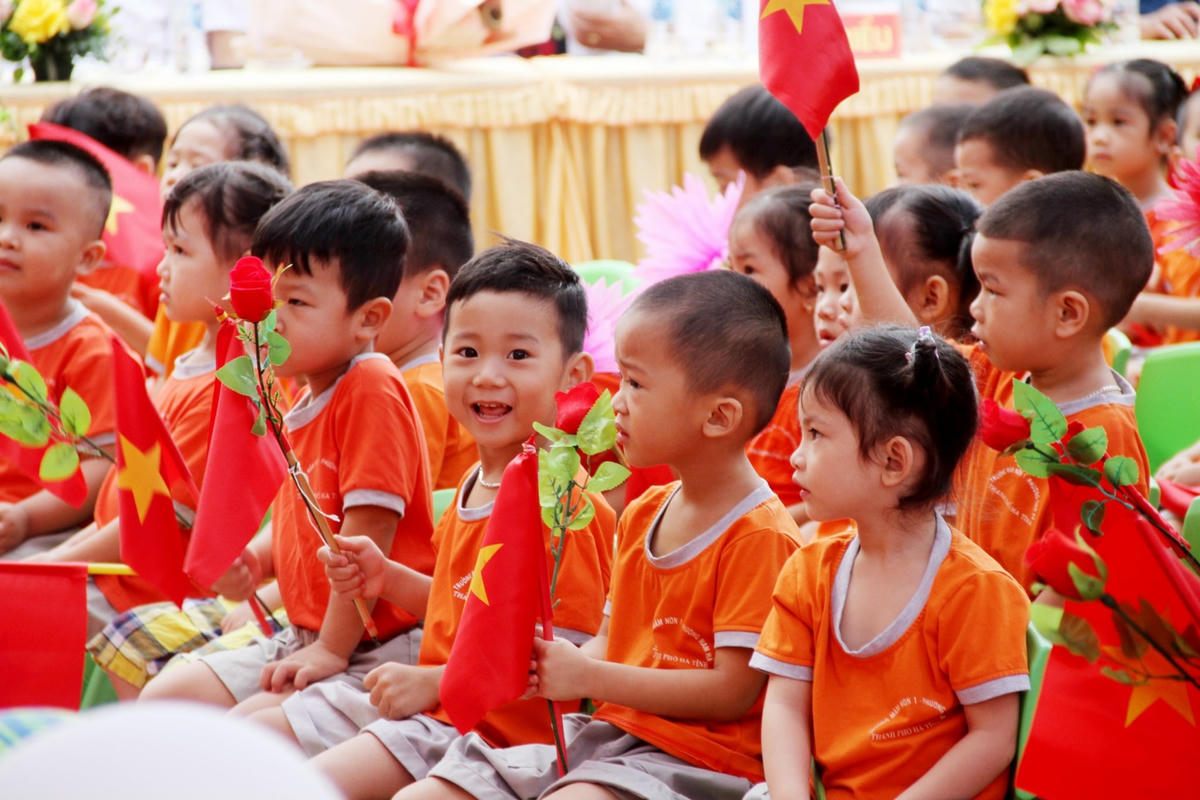 Các em nhỏ thuộc Trường mầm non 1 (thành phố Hà Tĩnh) hân hoan trong lần đầu tiên dự lễ khai giảng năm học mới.