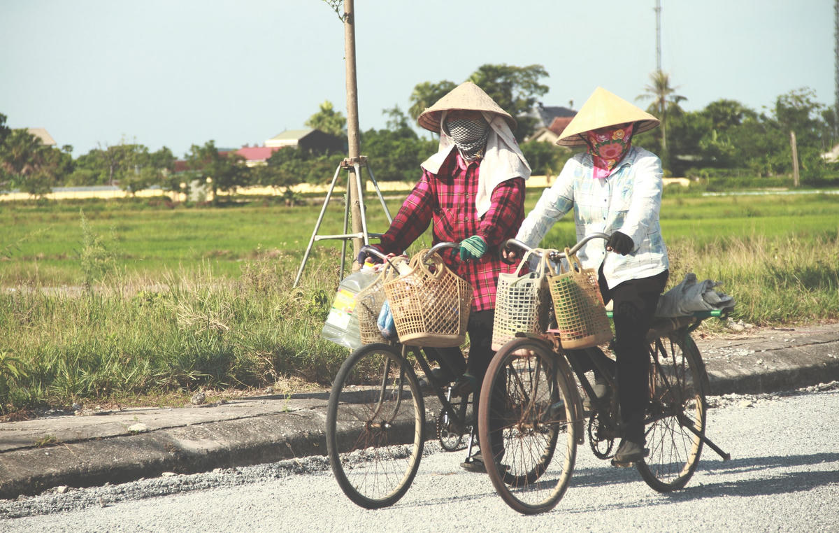 Cuộc mưu sinh khiến nhiều người phụ nữ bắt đầu một ngày từ mờ sáng, với gánh hàng rong nặng trĩu hay đạp những chiếc xe đạp cũ kỹ đi cho đến khi đường phố lên đèn, thưa bóng người mới về. Với họ, ngày 8/3 cũng là một trong những ngày bị gánh nặng cơm, áo, gạo, tiền luôn đè nặng trên đôi vai.